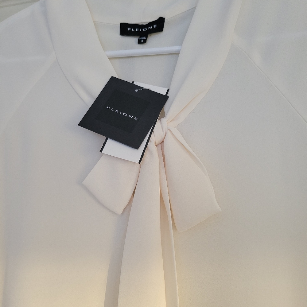 Cute blouse with tie